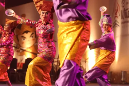 Penari Tari Piring sedang melakukan gerakan lincah dengan piring di tangan mereka. Tari tradisional Indonesia, budaya Minangkabau