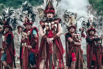 Potret sebuah Baileo, rumah adat Maluku yang berfungsi sebagai balai pertemuan. Arsitektur tradisional, budaya Ambon