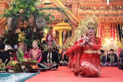 Seorang penari Suku Rejang mengenakan busana tradisional dan menampilkan Tarian Kejei. Seni budaya, Bengkulu