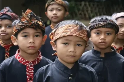 Potret sebuah baju adat Sunda dengan topi yang khas, digunakan oleh anak anak. Arsitektur tradisional, budaya Sunda
