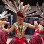 seorang penari wanita Banjar mengenakan busana tradisional dan menarikan Tari Baksa Kembang. Seni budaya, tradisi Banjar