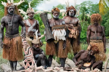 Pemandangan Tiang Bis (Bis Poles), ukiran kayu raksasa Suku Asmat, dalam sebuah upacara adat. Seni ukir, budaya Papua."