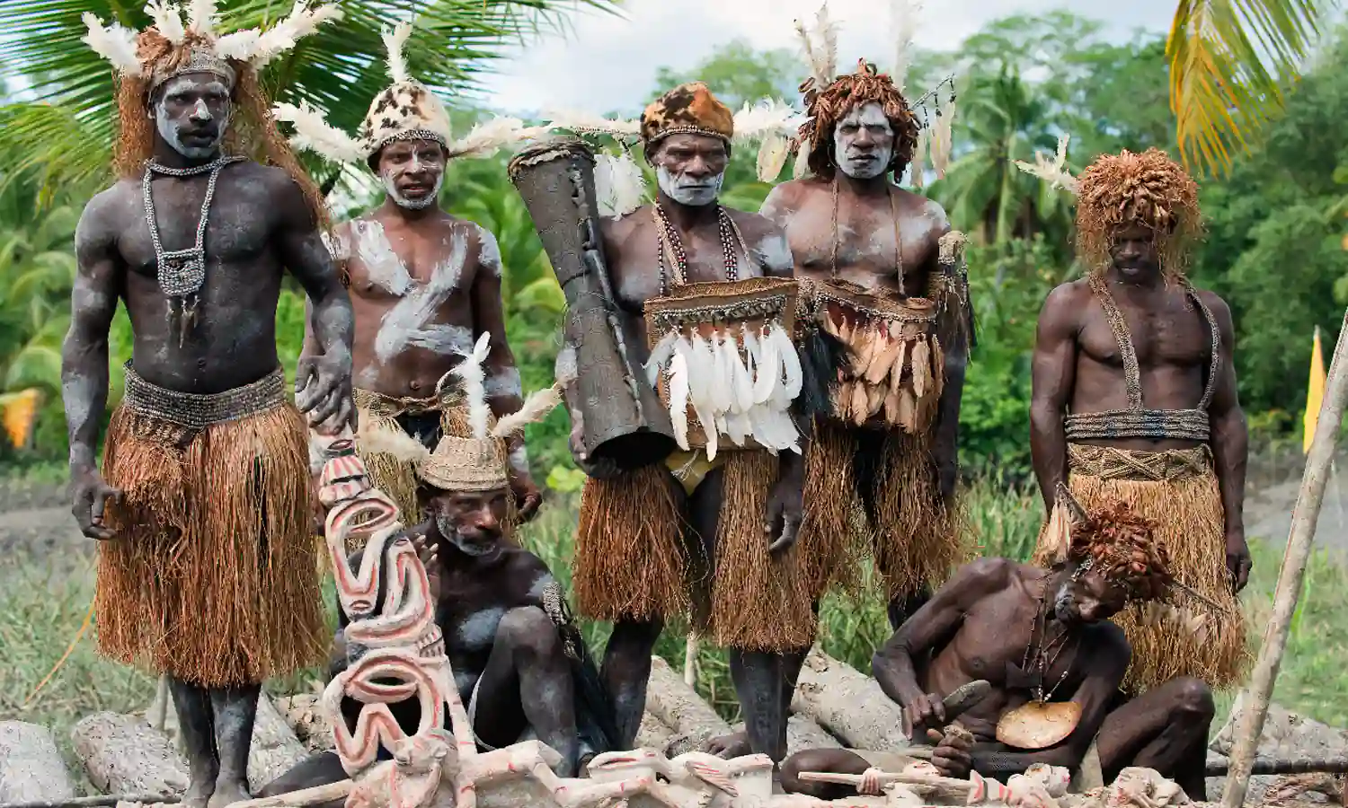 Pemandangan Tiang Bis (Bis Poles), ukiran kayu raksasa Suku Asmat, dalam sebuah upacara adat. Seni ukir, budaya Papua."