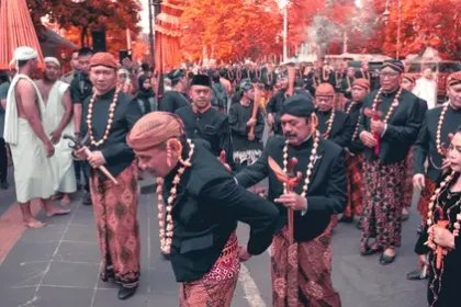 Seorang dalang sedang mementaskan wayang kulit dalam sebuah pertunjukan di Jawa Tengah. Seni pertunjukan, budaya Jawa